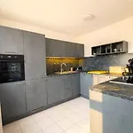 Stylische 110m2 In Lage Mit Balkon Und 2 Schlafzimmern Fuer Bis Zu 6 Personen Sowie Kostenloser Parkgarage Max 1,65m Hoehe Und 1,8m Breite Apartman