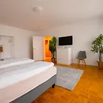 Stylische 110m2 In Lage Mit Balkon Und 2 Schlafzimmern Fuer Bis Zu 6 Personen Sowie Kostenloser Parkgarage Max 1,65m Hoehe Und 1,8m Breite * Karlsruhe