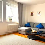 Apartman Stylische 110m2 In Lage Mit Balkon Und 2 Schlafzimmern Fuer Bis Zu 6 Personen Sowie Kostenloser Parkgarage Max 1,65m Hoehe Und 1,8m Breite Karlsruhe