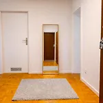 Stylische 110m2 In Lage Mit Balkon Und 2 Schlafzimmern Fuer Bis Zu 6 Personen Sowie Kostenloser Parkgarage Max 1,65m Hoehe Und 1,8m Breite Apartman Karlsruhe