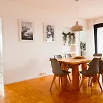 Stylische 110m2 In Lage Mit Balkon Und 2 Schlafzimmern Fuer Bis Zu 6 Personen Sowie Kostenloser Parkgarage Max 1,65m Hoehe Und 1,8m Breite Karlsruhe
