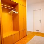 Apartman Stylische 110m2 In Lage Mit Balkon Und 2 Schlafzimmern Fuer Bis Zu 6 Personen Sowie Kostenloser Parkgarage Max 1,65m Hoehe Und 1,8m Breite Karlsruhe