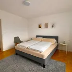 Stylische 110m2 In Lage Mit Balkon Und 2 Schlafzimmern Fuer Bis Zu 6 Personen Sowie Kostenloser Parkgarage Max 1,65m Hoehe Und 1,8m Breite *