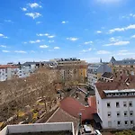 Apartman Stylische 110m2 In Lage Mit Balkon Und 2 Schlafzimmern Fuer Bis Zu 6 Personen Sowie Kostenloser Parkgarage Max 1,65m Hoehe Und 1,8m Breite