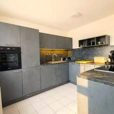 Stylische 110m2 In Lage Mit Balkon Und 2 Schlafzimmern Für Bis Zu 6 Personen Sowie Kostenloser Parkgarage Max 1,65m Höhe Und 1,8m Breite Apartment