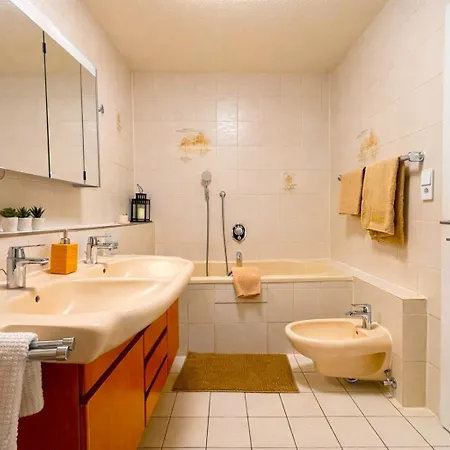 Stylische 110m2 In Lage Mit Balkon Und 2 Schlafzimmern Für Bis Zu 6 Personen Sowie Kostenloser Parkgarage Max 1,65m Höhe Und 1,8m Breite Apartment *