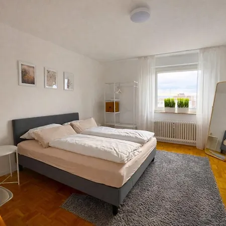 Apartment Stylische 110m2 In Lage Mit Balkon Und 2 Schlafzimmern Für Bis Zu 6 Personen Sowie Kostenloser Parkgarage Max 1,65m Höhe Und 1,8m Breite *