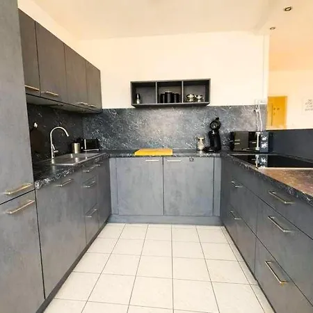 Stylische 110m2 In Lage Mit Balkon Und 2 Schlafzimmern Für Bis Zu 6 Personen Sowie Kostenloser Parkgarage Max 1,65m Höhe Und 1,8m Breite Apartment