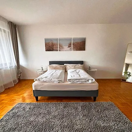 Stylische 110m2 In Lage Mit Balkon Und 2 Schlafzimmern Für Bis Zu 6 Personen Sowie Kostenloser Parkgarage Max 1,65m Höhe Und 1,8m Breite *
