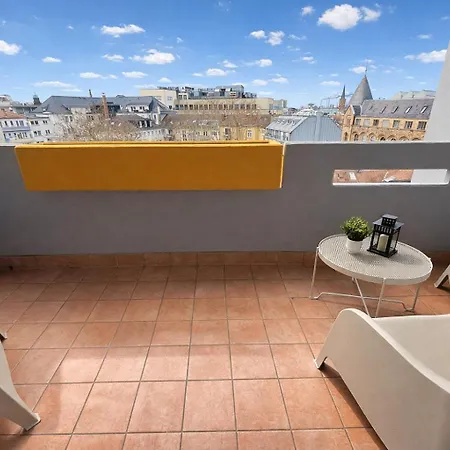 Apartment Stylische 110m2 In Lage Mit Balkon Und 2 Schlafzimmern Für Bis Zu 6 Personen Sowie Kostenloser Parkgarage Max 1,65m Höhe Und 1,8m Breite *