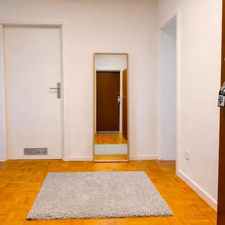 Stylische 110m2 In Lage Mit Balkon Und 2 Schlafzimmern Für Bis Zu 6 Personen Sowie Kostenloser Parkgarage Max 1,65m Höhe Und 1,8m Breite Apartment Karlsruhe