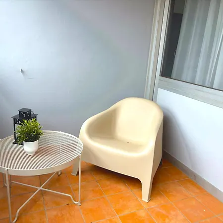 Stylische 110m2 In Lage Mit Balkon Und 2 Schlafzimmern Für Bis Zu 6 Personen Sowie Kostenloser Parkgarage Max 1,65m Höhe Und 1,8m Breite *