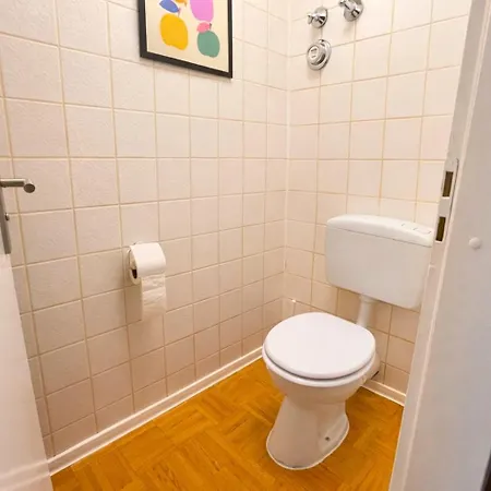 Stylische 110m2 In Lage Mit Balkon Und 2 Schlafzimmern Für Bis Zu 6 Personen Sowie Kostenloser Parkgarage Max 1,65m Höhe Und 1,8m Breite Apartment