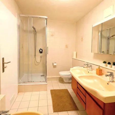 Stylische 110m2 In Lage Mit Balkon Und 2 Schlafzimmern Fuer Bis Zu 6 Personen Sowie Kostenloser Parkgarage Max 1,65m Hoehe Und 1,8m Breite Karlsruhe