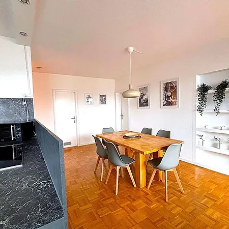 Apartment Stylische 110m2 In Lage Mit Balkon Und 2 Schlafzimmern Für Bis Zu 6 Personen Sowie Kostenloser Parkgarage Max 1,65m Höhe Und 1,8m Breite