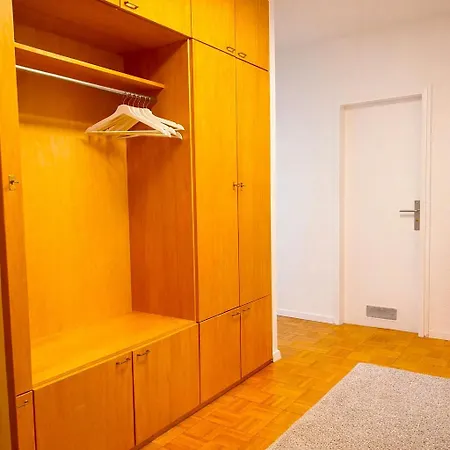 Apartment Stylische 110m2 In Lage Mit Balkon Und 2 Schlafzimmern Fuer Bis Zu 6 Personen Sowie Kostenloser Parkgarage Max 1,65m Hoehe Und 1,8m Breite Karlsruhe
