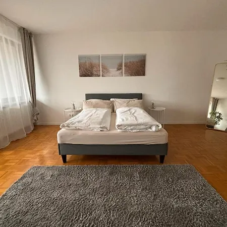 Stylische 110m2 In Lage Mit Balkon Und 2 Schlafzimmern Für Bis Zu 6 Personen Sowie Kostenloser Parkgarage Max 1,65m Höhe Und 1,8m Breite *
