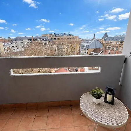 Stylische 110m2 In Lage Mit Balkon Und 2 Schlafzimmern Fuer Bis Zu 6 Personen Sowie Kostenloser Parkgarage Max 1,65m Hoehe Und 1,8m Breite *