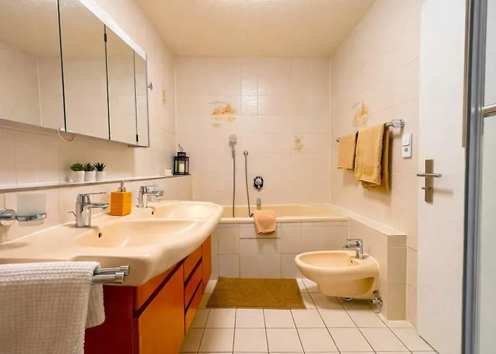 Stylische 110m2 In Lage Mit Balkon Und 2 Schlafzimmern Fuer Bis Zu 6 Personen Sowie Kostenloser Parkgarage Max 1,65m Hoehe Und 1,8m Breite Appartement *