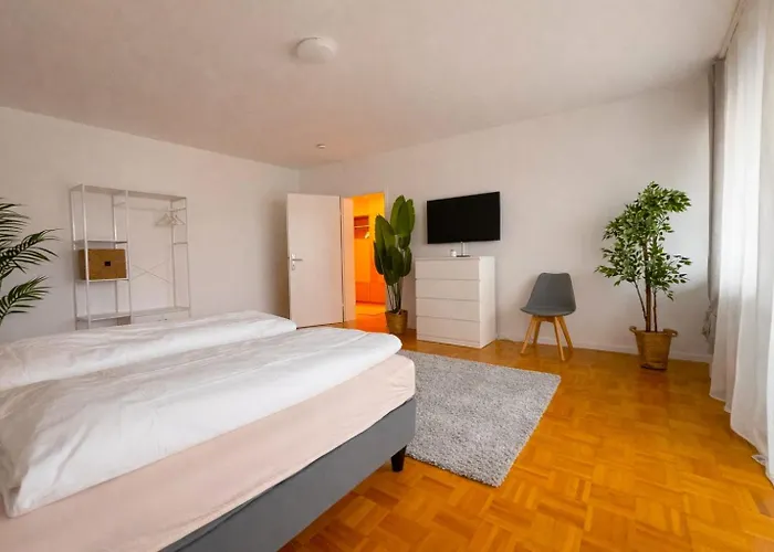 Stylische 110m2 In Lage Mit Balkon Und 2 Schlafzimmern Fuer Bis Zu 6 Personen Sowie Kostenloser Parkgarage Max 1,65m Hoehe Und 1,8m Breite * Karlsruhe