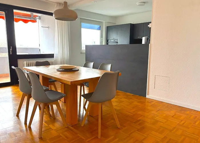 Stylische 110m2 In Lage Mit Balkon Und 2 Schlafzimmern Fuer Bis Zu 6 Personen Sowie Kostenloser Parkgarage Max 1,65m Hoehe Und 1,8m Breite