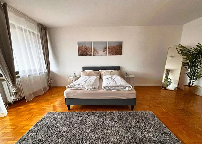 Stylische 110m2 In Lage Mit Balkon Und 2 Schlafzimmern Fuer Bis Zu 6 Personen Sowie Kostenloser Parkgarage Max 1,65m Hoehe Und 1,8m Breite *