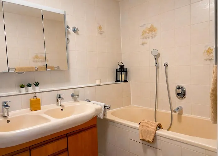 Stylische 110m2 In Lage Mit Balkon Und 2 Schlafzimmern Fuer Bis Zu 6 Personen Sowie Kostenloser Parkgarage Max 1,65m Hoehe Und 1,8m Breite *