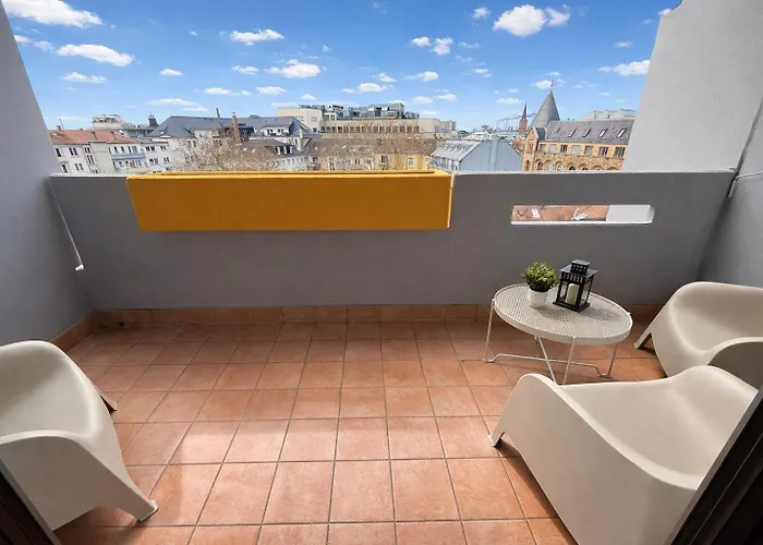 Apartment Stylische 110m2 In Lage Mit Balkon Und 2 Schlafzimmern Fuer Bis Zu 6 Personen Sowie Kostenloser Parkgarage Max 1,65m Hoehe Und 1,8m Breite *