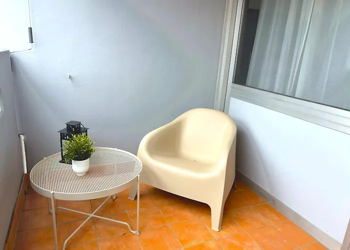 Stylische 110m2 In Lage Mit Balkon Und 2 Schlafzimmern Fuer Bis Zu 6 Personen Sowie Kostenloser Parkgarage Max 1,65m Hoehe Und 1,8m Breite *