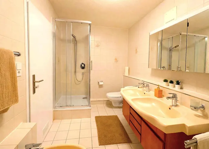 Stylische 110m2 In Lage Mit Balkon Und 2 Schlafzimmern Fuer Bis Zu 6 Personen Sowie Kostenloser Parkgarage Max 1,65m Hoehe Und 1,8m Breite Karlsruhe