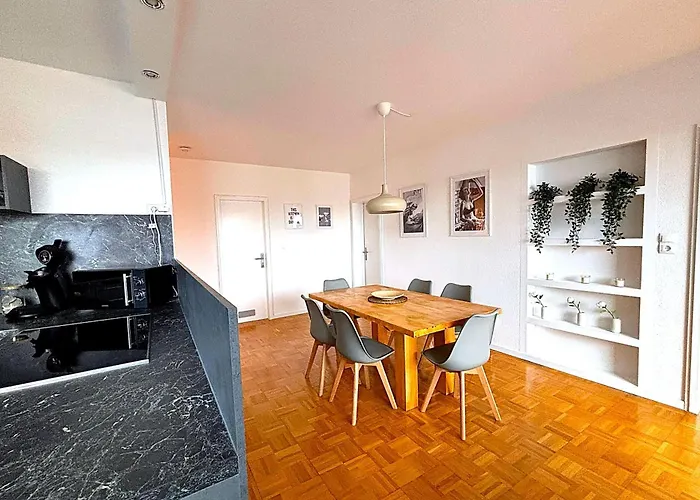 Appartement Stylische 110m2 In Lage Mit Balkon Und 2 Schlafzimmern Fuer Bis Zu 6 Personen Sowie Kostenloser Parkgarage Max 1,65m Hoehe Und 1,8m Breite