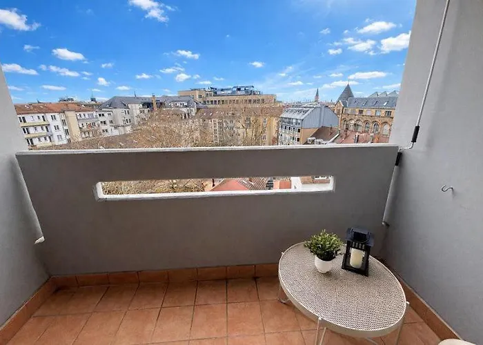 Stylische 110m2 In Lage Mit Balkon Und 2 Schlafzimmern Fuer Bis Zu 6 Personen Sowie Kostenloser Parkgarage Max 1,65m Hoehe Und 1,8m Breite *