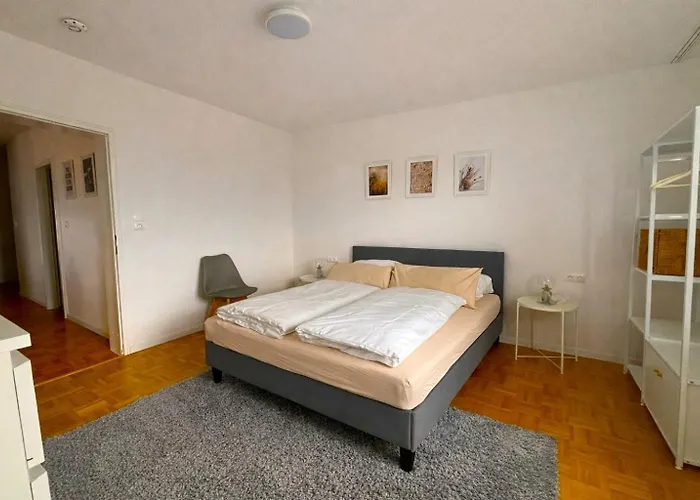 Stylische 110m2 In Lage Mit Balkon Und 2 Schlafzimmern Fuer Bis Zu 6 Personen Sowie Kostenloser Parkgarage Max 1,65m Hoehe Und 1,8m Breite *